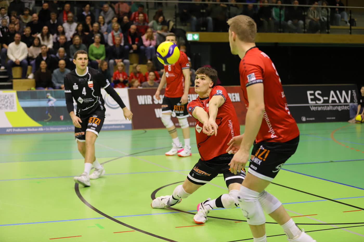 Ein Spieler des TV Rottenburg nimmt den Ball im Feld an, zwei Mitspieler sichern ab.
